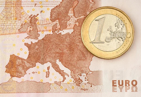 Одну монету євро на Євро банкнота показуючи карту Європи — стокове фото