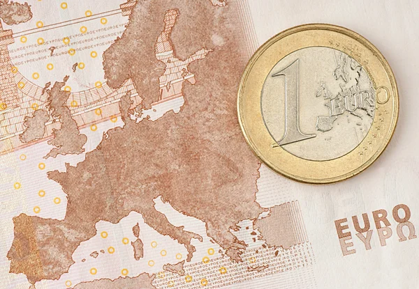 Ένα ευρώ νόμισμα σε ορισμένου τραπεζογραμματίου ευρώ, παρουσιάζοντας χάρτη της Ευρώπης — Φωτογραφία Αρχείου