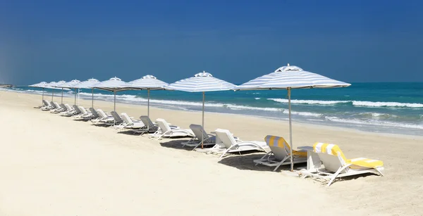 Panoramatický pohled ze židlí na pláži — Stock fotografie