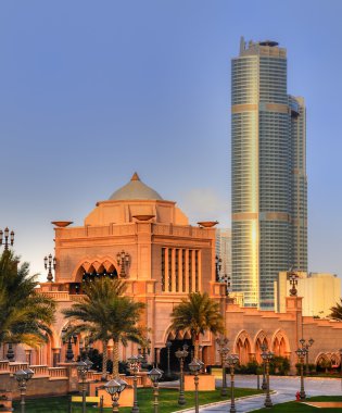 Emirates Sarayı girişinde abudhabi