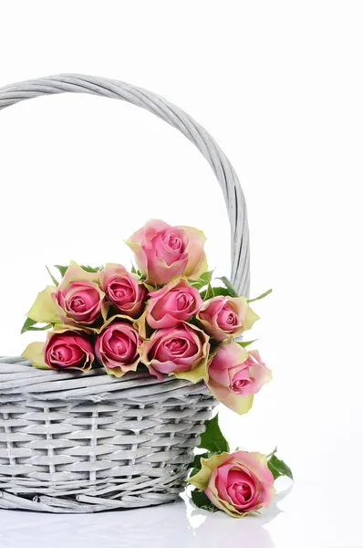 Букет розовых роз в корзине — стоковое фото