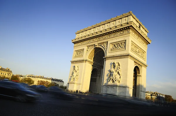 Триумфальная арка. День настал. Париж, Франция — стоковое фото