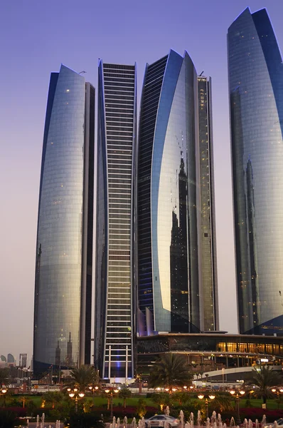 Abu Dhabi city by night — Stock Photo, Image
