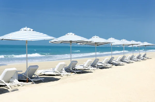 Панорамный вид на стулья на пляже — стоковое фото
