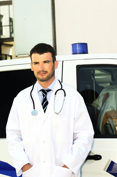 Doutor e ambulância — Fotografia de Stock