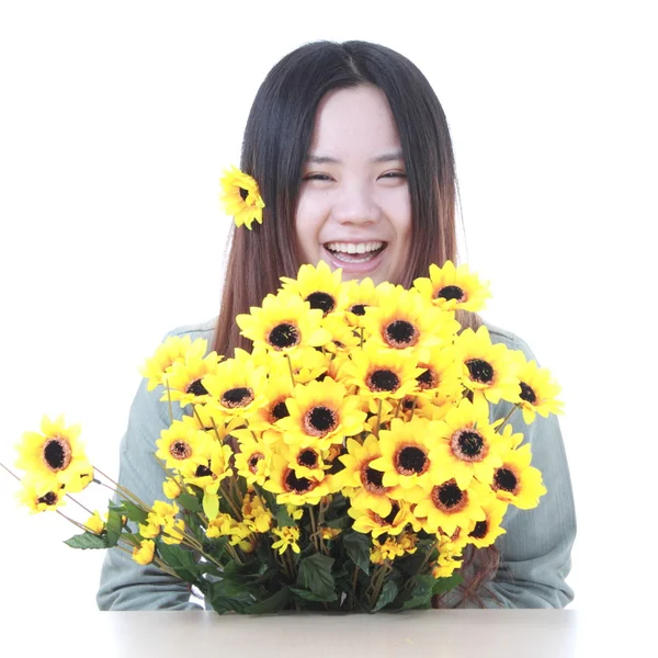 Ein schönes chinesisches Mädchen mit vielen Blumen. — Stockfoto