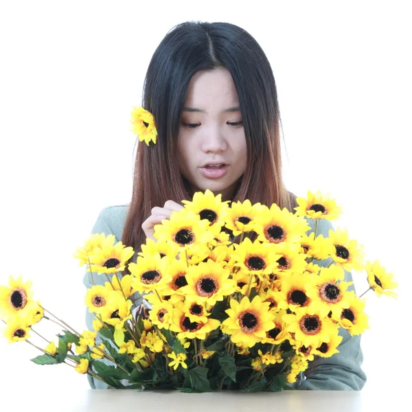 Een mooie Chinees meisje met veel bloemen. — Stockfoto