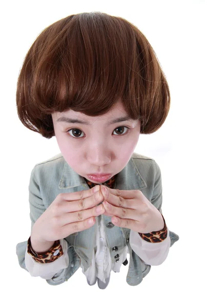 Uma menina chinesa bonita isolado em branco, visão de lente de ângulo largo — Fotografia de Stock