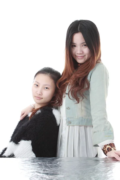 两位美丽的中国女孩隔离在白色. — 图库照片