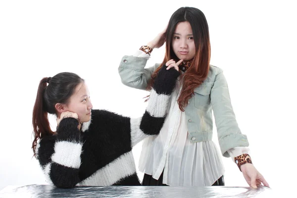 Twee mooie Chinees meisje geïsoleerd op wit. — Stockfoto