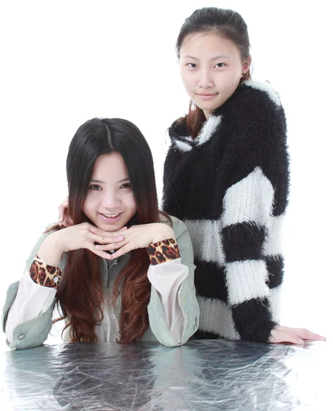 Twee mooie Chinees meisje geïsoleerd op wit. — Stockfoto