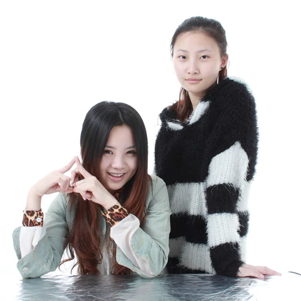 Två vacker kinesisk flicka isolerad på vit. — Stockfoto