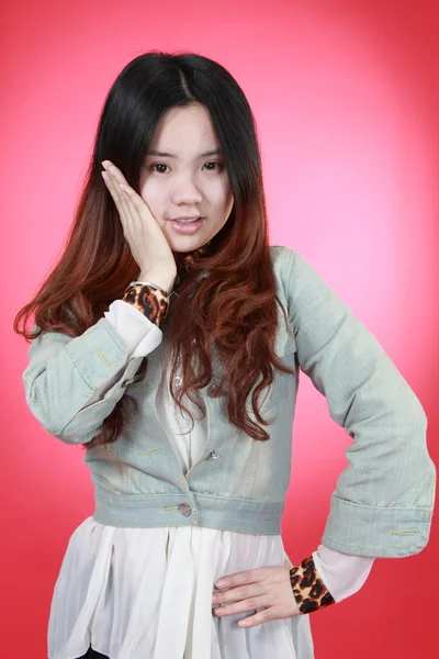 Egy gyönyörű kínai lány, elszigetelve a pirostól.. — Stock Fotó