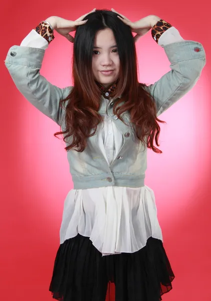 Una hermosa chica china aislada en rojo . — Foto de Stock