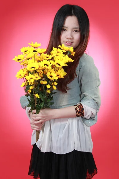 与许多花一个美丽的中国女孩. — 图库照片