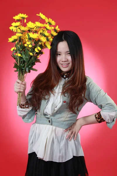 A Beautiful Chinese girl with many flowers. — Stock Photo, Image