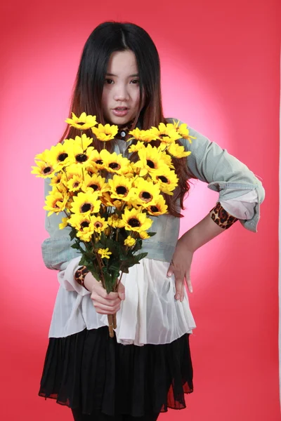 Una hermosa chica china con muchas flores . — Foto de Stock