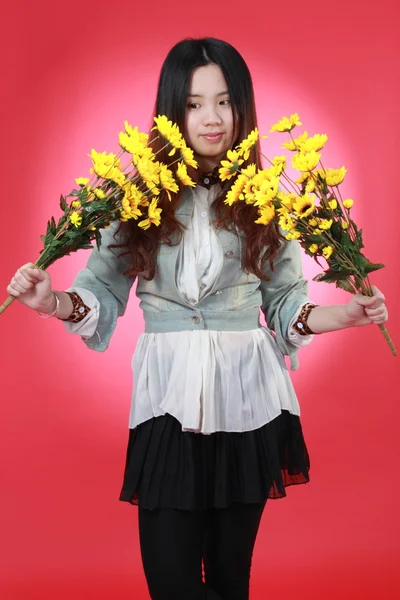 Krásná čínská dívka s mnoha květy. — Stock fotografie
