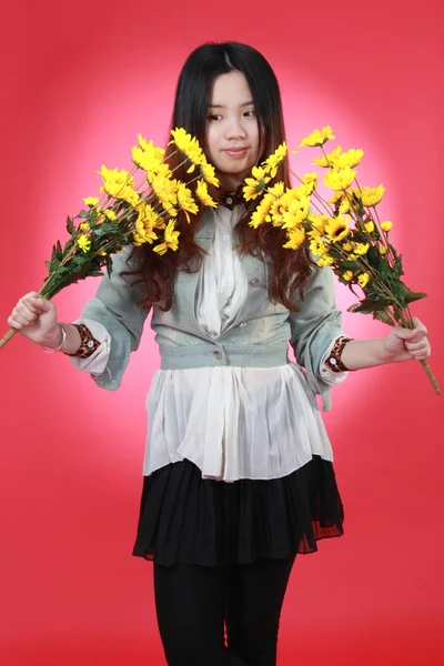 Una hermosa chica china con muchas flores . — Foto de Stock