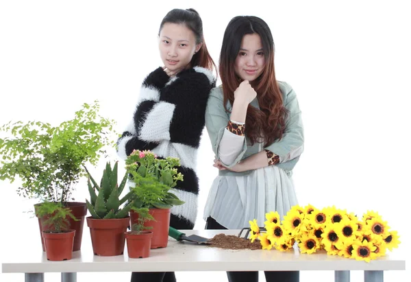 Actieve Chinees meisje tuinieren — Stockfoto