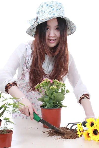 Actieve Chinees meisje tuinieren — Stockfoto