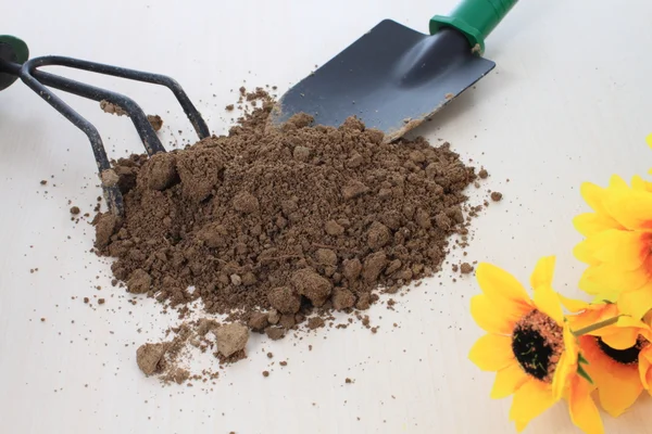 许多培养土壤在桌上的鲜花工具. — 图库照片