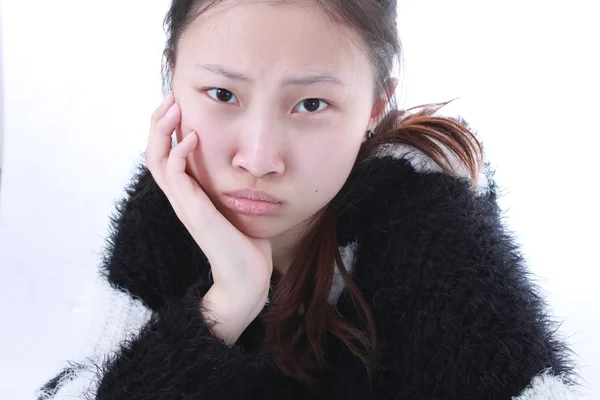 En vacker kinesisk flicka isolerad på vit. — Stockfoto