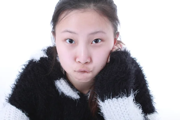 Een mooie Chinees meisje geïsoleerd op wit. — Stockfoto