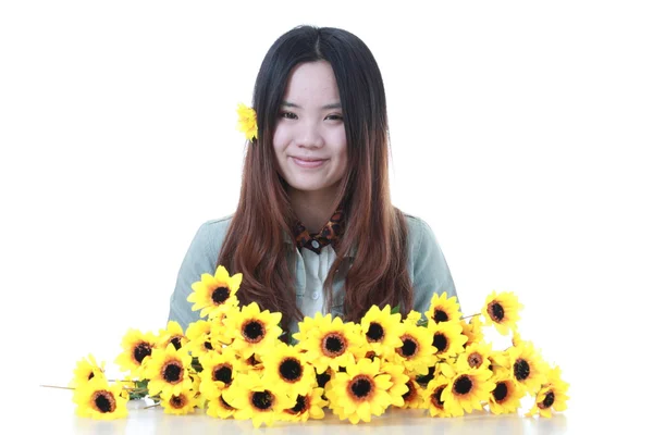 Piękna dziewczyna chiński z wielu kwiatów. — Zdjęcie stockowe
