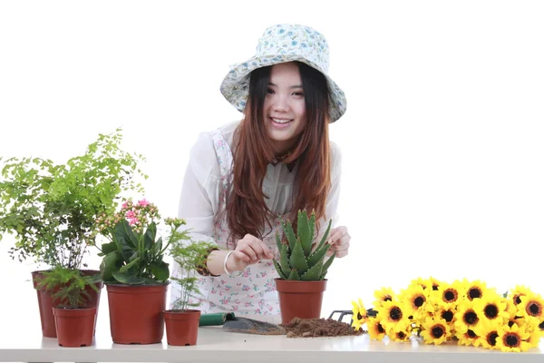 Aktiva kinesisk flicka trädgårdsskötsel Stockbild