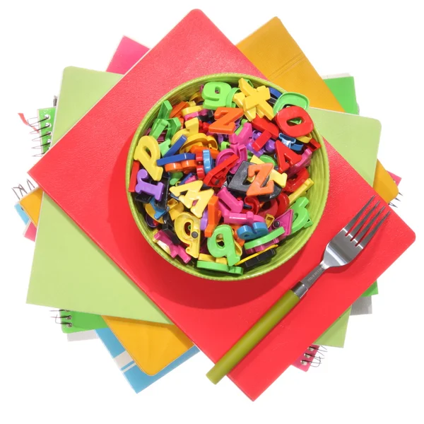 Muitos artigos de papelaria coloridos de uma variedade em uma mesa . — Fotografia de Stock