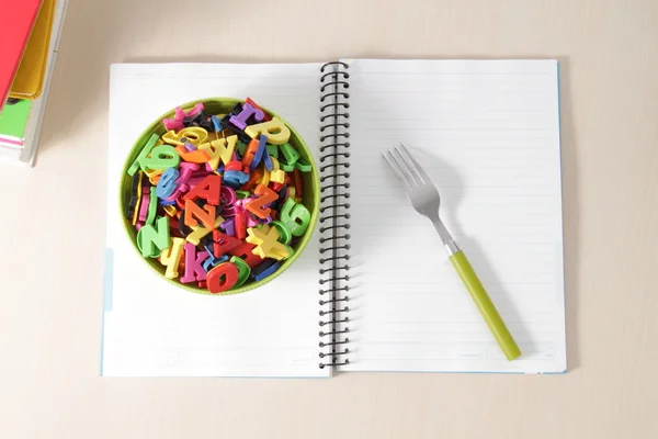 Vele kleurrijke briefpapier van een assortiment op een tafel. — Stockfoto