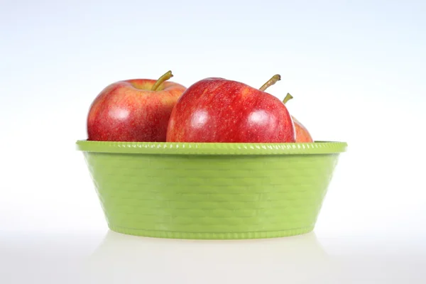 Manzana aislada en un fondo blanco . — Foto de Stock