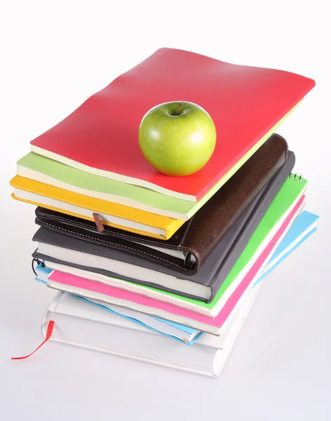 Muchos Papelería colorida de un surtido en una mesa . — Foto de Stock