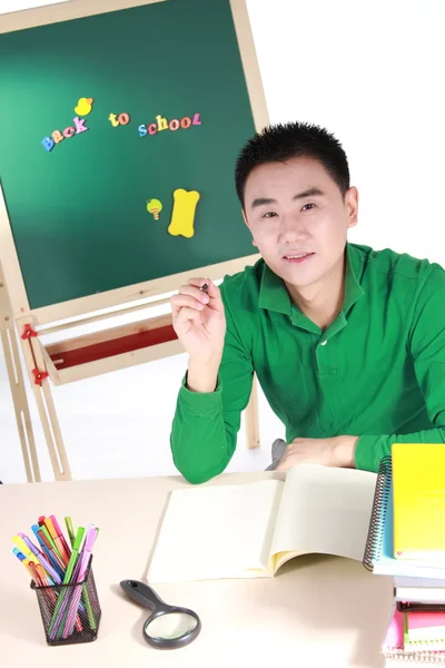 Student instellen door een bureau in de voorkant van het bord. — Stockfoto