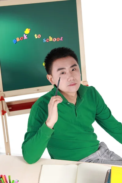 Student instellen door een bureau in de voorkant van het bord. — Stockfoto