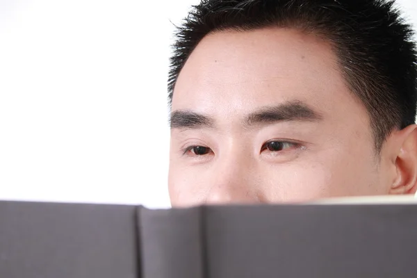 Φοιτητής, διαβάζοντας ένα βιβλίο με λευκό φόντο. — Φωτογραφία Αρχείου