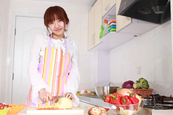 Een chinese vrouw is koken verschillende soorten plantaardige. — Stockfoto