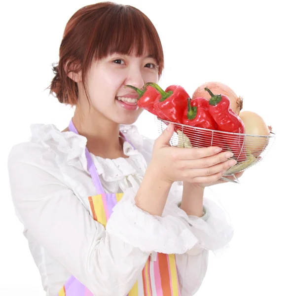 Una mujer china con vegetales aislados en blanco . — Foto de Stock