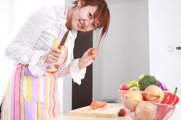 Une femme chinoise cuisine différents types de légumes . — Photo