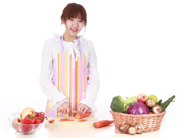 Eine Chinesin kocht verschiedene Gemüsesorten. — Stockfoto