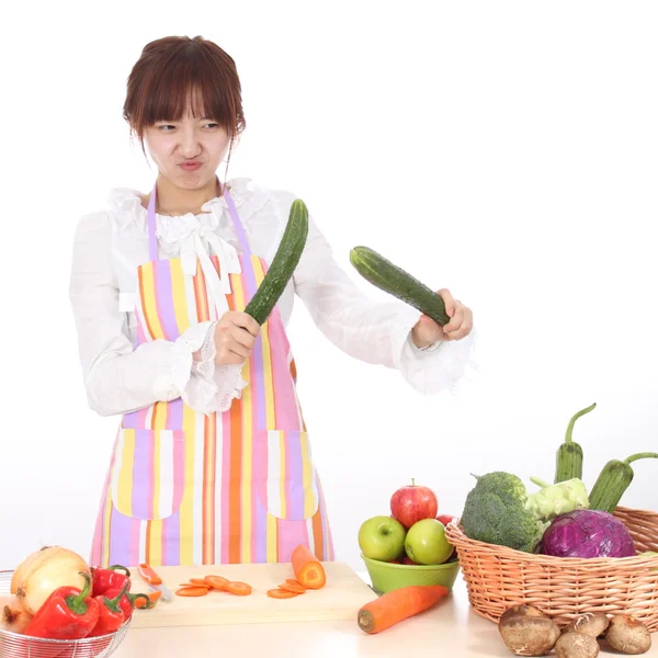 Een chinese vrouw is koken verschillende soorten plantaardige. — Stockfoto