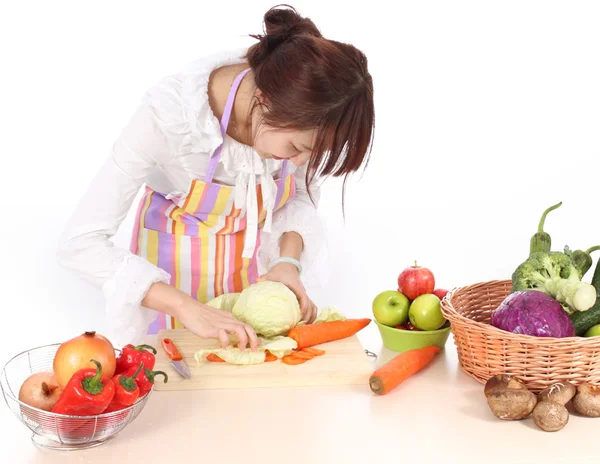 Een chinese vrouw is koken verschillende soorten plantaardige. — Stockfoto