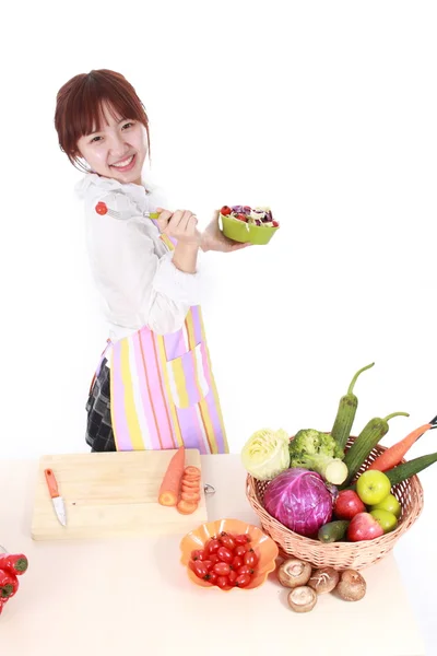 Μια κινεζική γυναίκα είναι το μαγείρεμα διάφορα φυτικά είδη. — Φωτογραφία Αρχείου