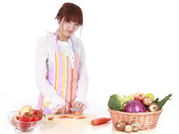 一个中国女人烹饪各类蔬菜. — 图库照片