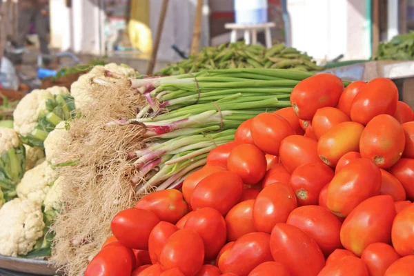 Varie verdure a mercato vegetale. India — Foto Stock