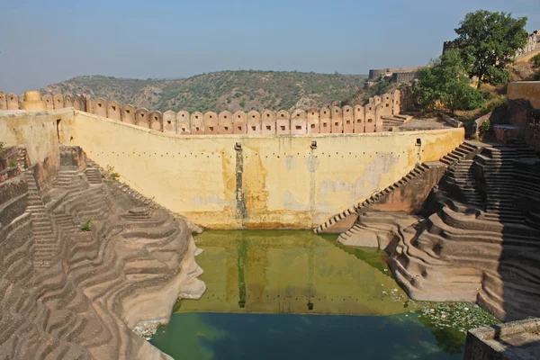 Nahagarh pevnost shlížející na růžové město — Stock fotografie