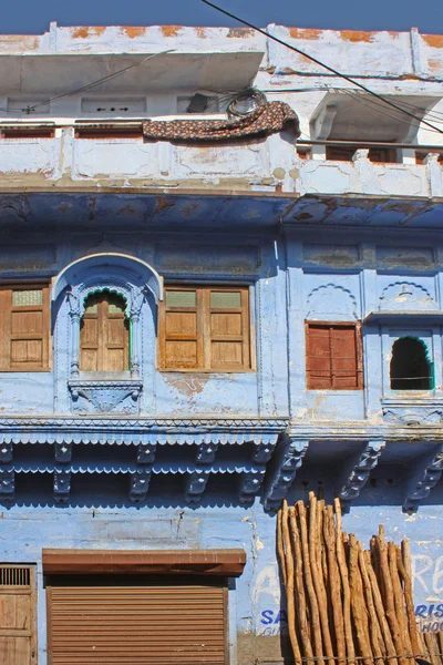 Синие ведерки индуистской касты брахманов — стоковое фото