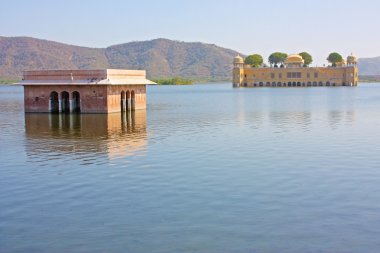 adam sagar Gölü su sarayda (jal mahal)