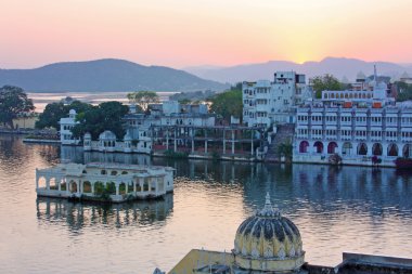 udaipur gölde göster